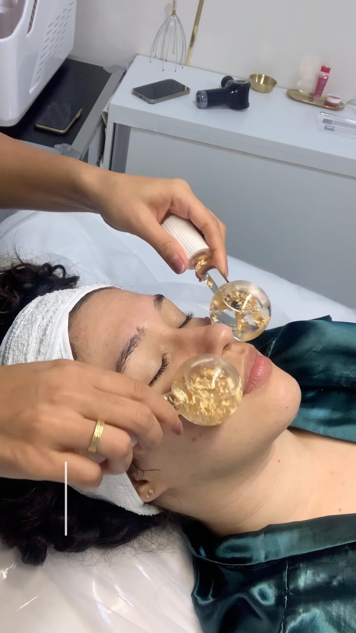 Procedimento facial de limpeza de pele